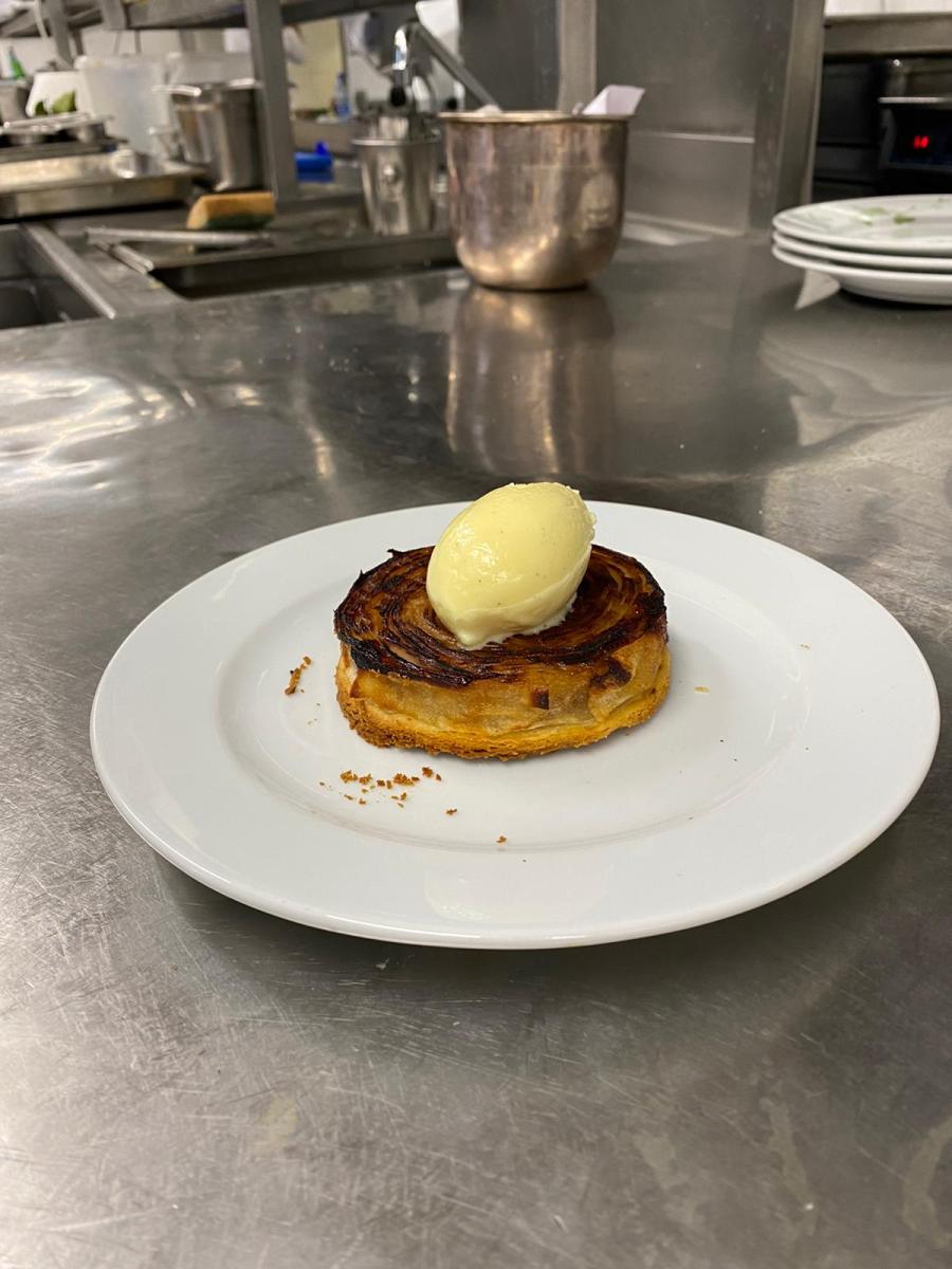 Tarte tatin con gelato alla vaniglia